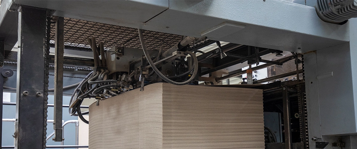 Automatik Stanze mit einem Stapel Pappe.